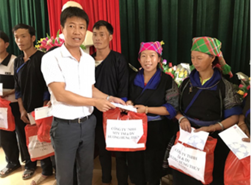 Công Ty TNHH Thiết Bị và Công Nghệ Tekcom trao những suất quà cho bà con huyện Mù Căng Chải dịp 30/09- 1/10/2017